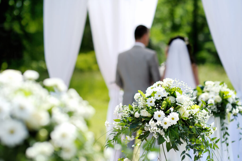 wedding flowers with blurred background of bride and groom